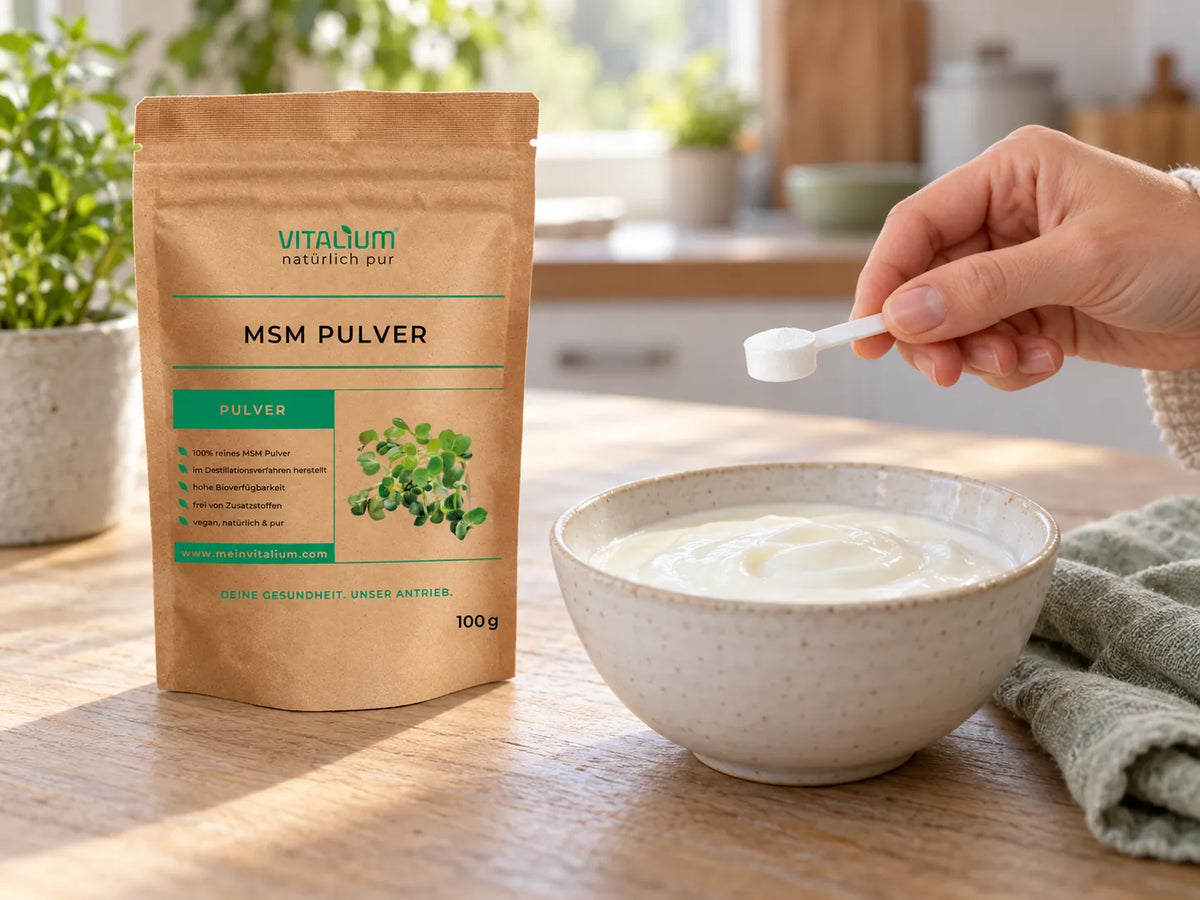 MSM Pulver Beutel, daneben ein Messlöffel mit Pulver über einer Schale Joghurt